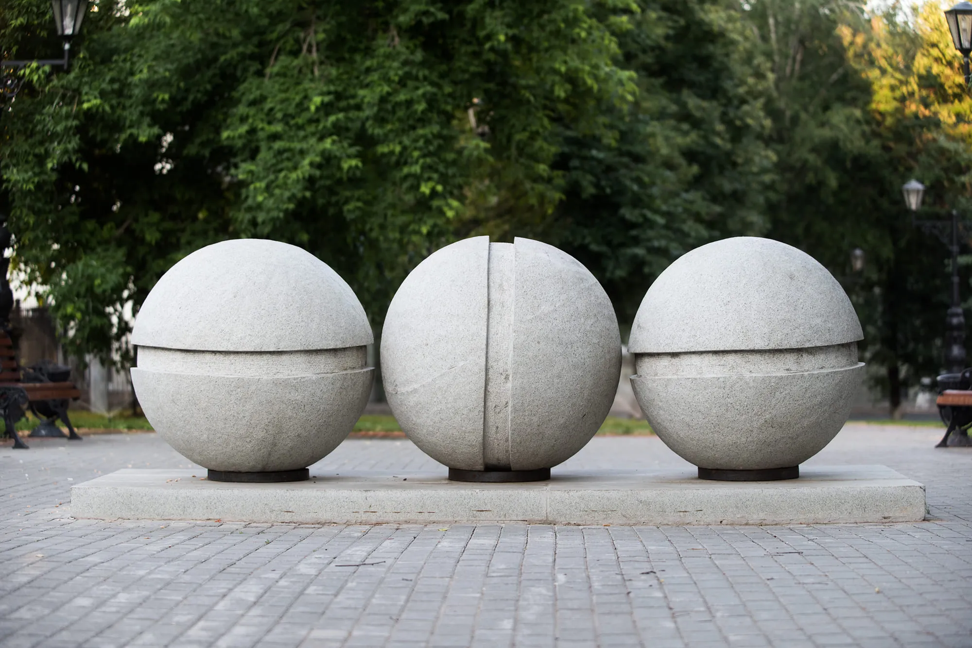 双喷泉广场与“三颗螺丝”雕塑