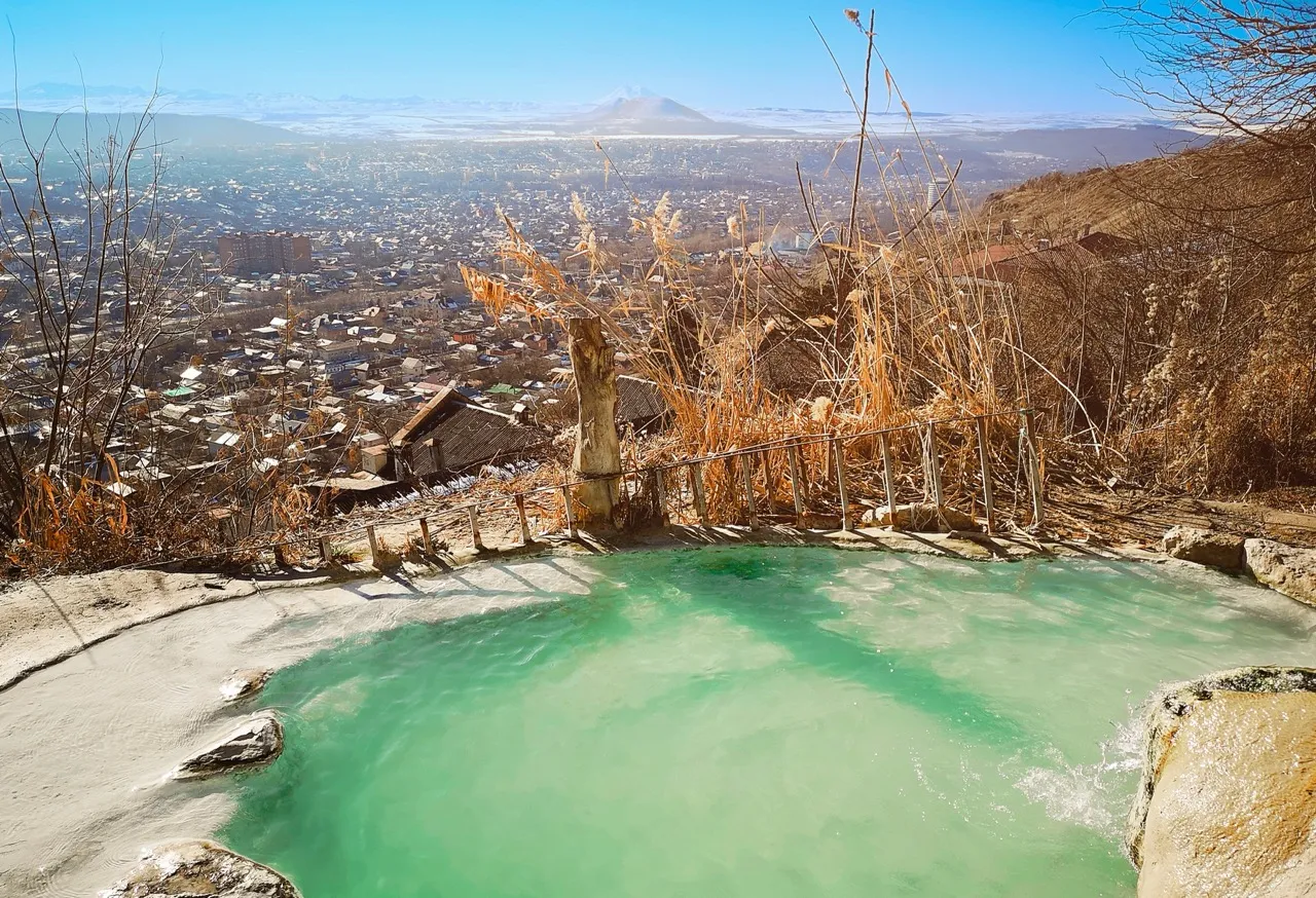 Bestyzhiye Vanny (历史露天浴场)