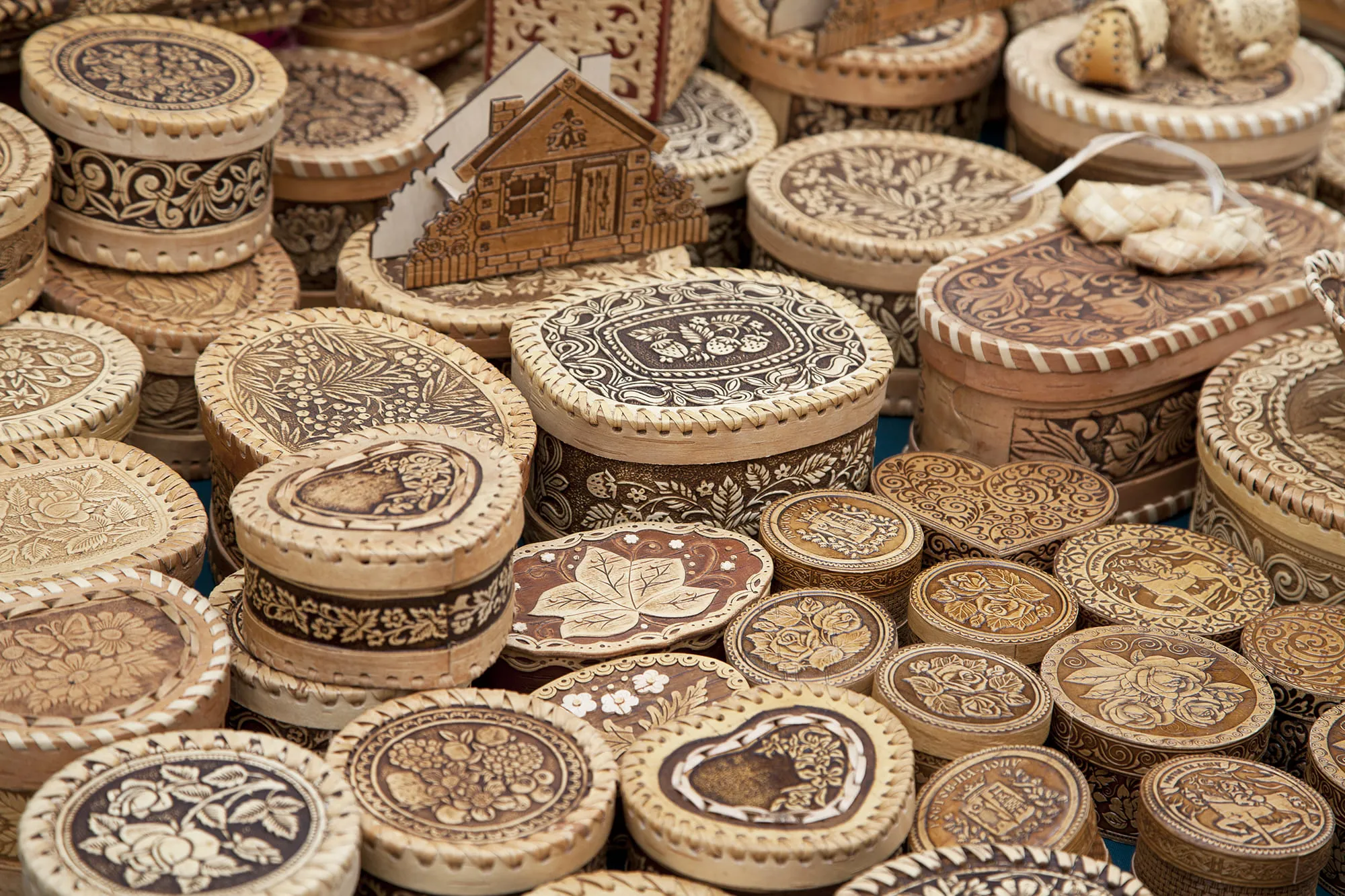 沙金石、木材和桦树皮工艺品