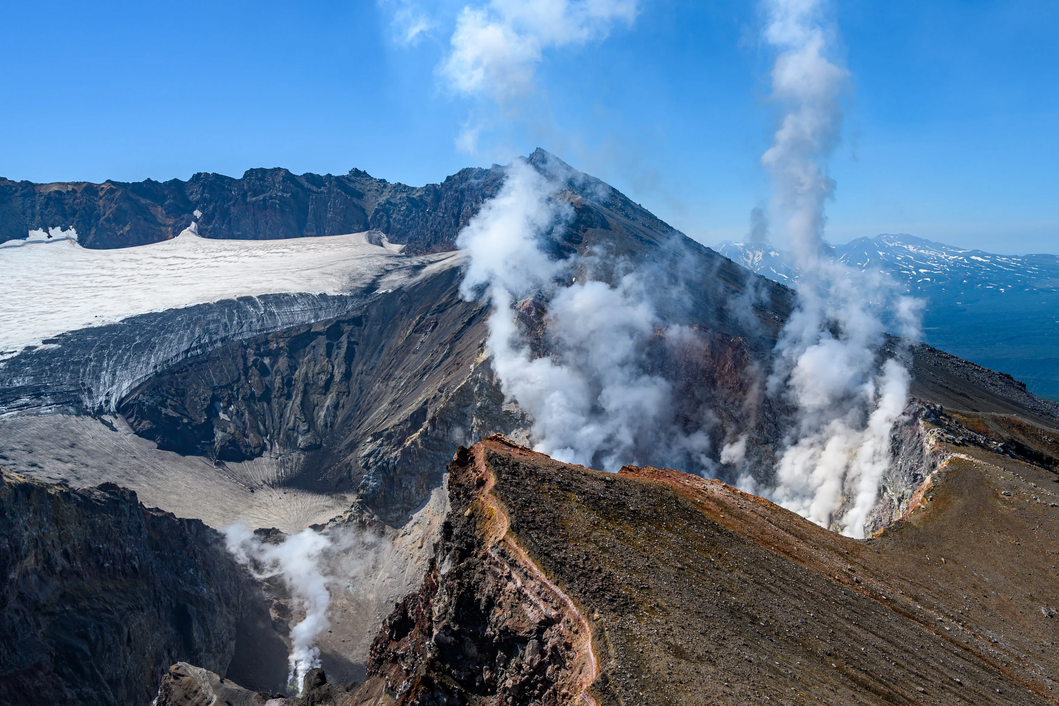 攀登“堪察加火山群”自然公园的火山