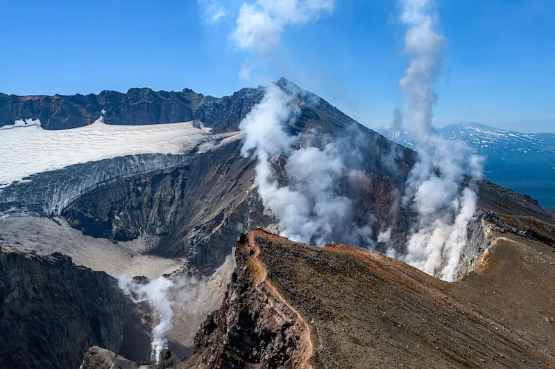 攀登"堪察加火山群"自然公园的火山